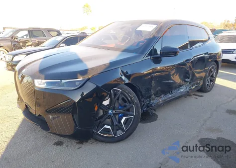 2025 BMW Ix M60 z USA, uszkodzony, nr VIN WB533CF03SCS28505